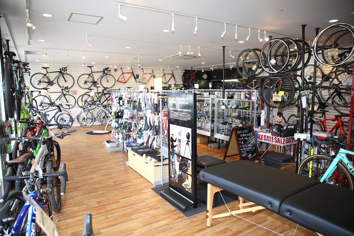 明るい雰囲気のショップ店内。余裕を持ったディスプレイは良い意味で自転車屋感が薄い