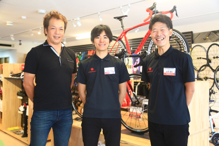 左からストラーダバイシクルズ代表の井上寿さん、副店長の熊谷宥輝さん、店長の山本朋貴さん