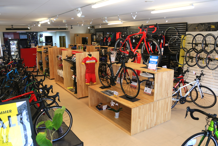 コンパクトな店内はとても明るい雰囲気。バイクや棚類も余裕を持った配置だ