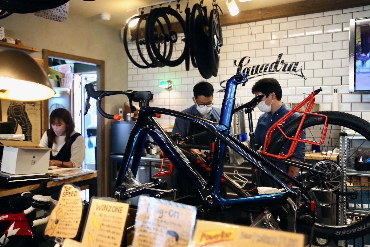 カウンター奥のメカニックスペース。「Assembled in スクアドラ」のバイクが日々送り出される空間だ