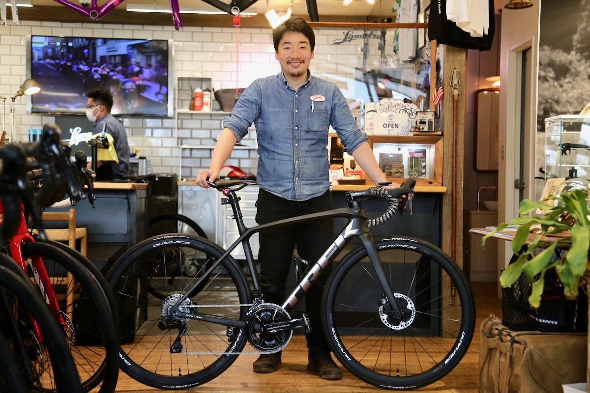 元プロ選手として活躍し"最速店長"として知られる涌本さん。物腰柔らかく、初心者目線を忘れないことがモットーの人