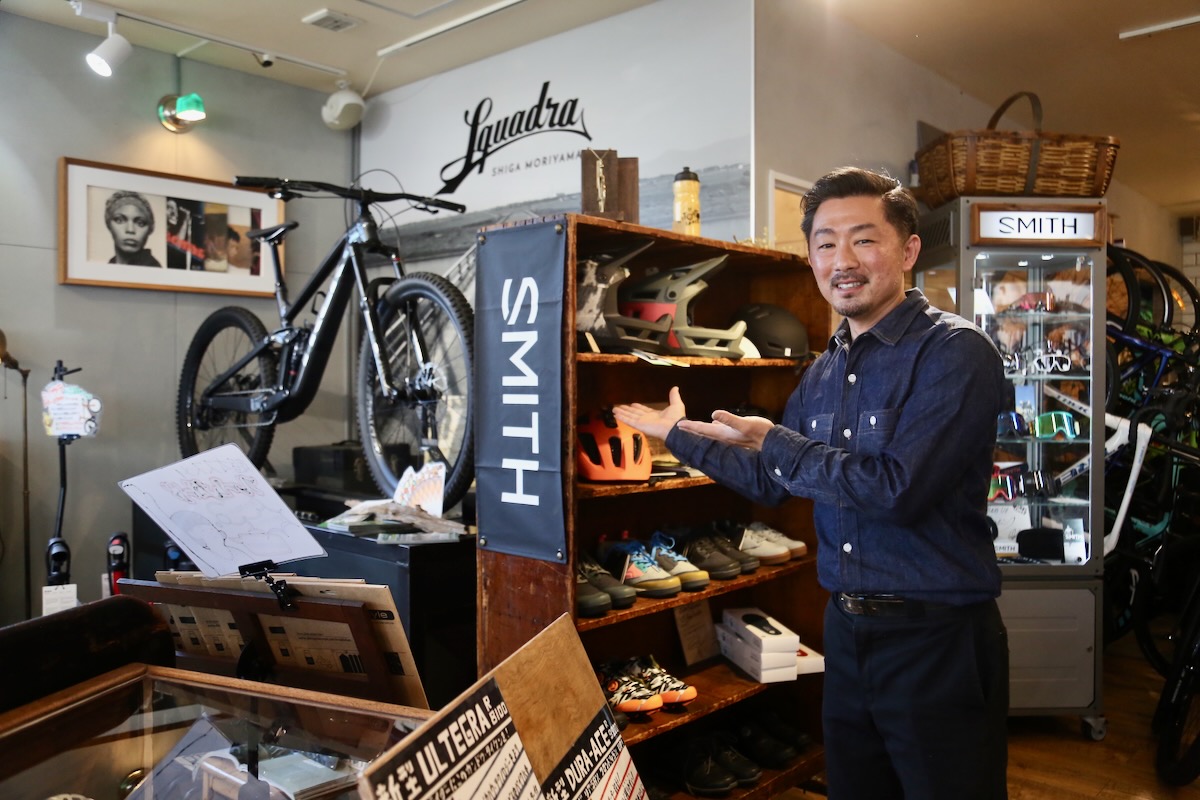 店舗を監督する草川さんはBMXをルーツに持つ熱血漢。趣味の音楽でお店をいい雰囲気に包み込む