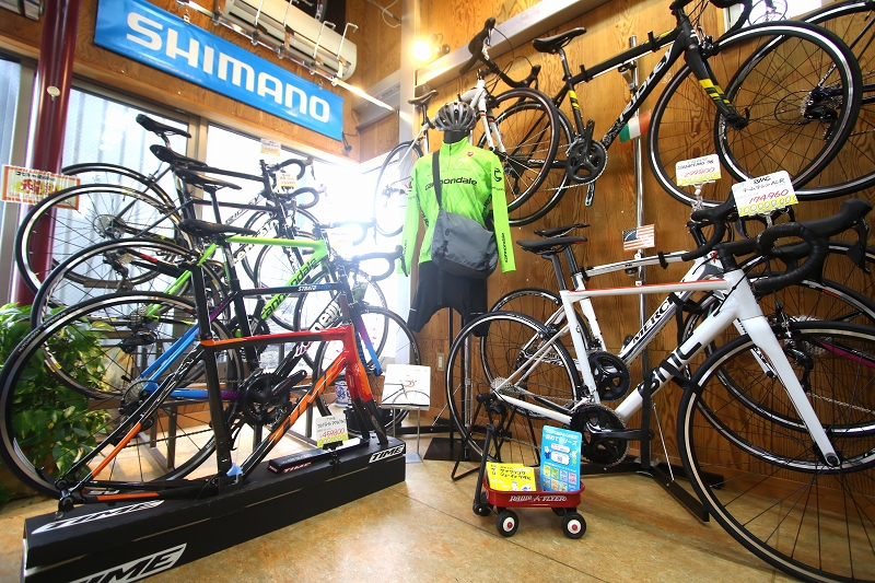多種多様なブランドのバイクが並べられている 実際に取り扱うブランドはもっと多い
