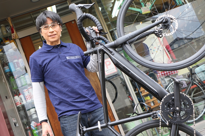 三代目店長の小関正之さん 長い歴史を持つコセキサイクリングセンターだが、一方でE-BIKEなども積極的に扱っている