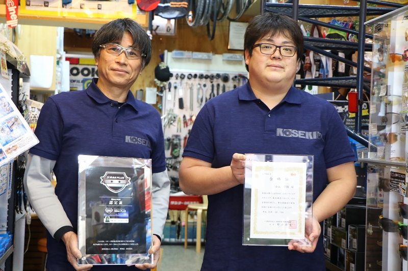 メカニックを担当する2人とも、スポーツバイクメンテナンス認定を受けている