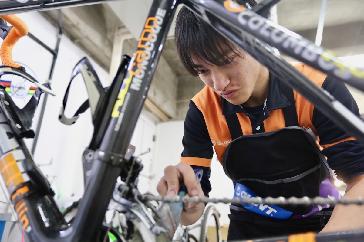 メンテナンスサービスの中核を担う鬼頭さん。竹之内選手の専属メカを務め、日本代表チームでも活躍した経験を持つ