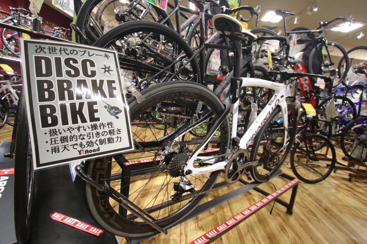ディスクブレーキ搭載バイクが積極的に展示されていた