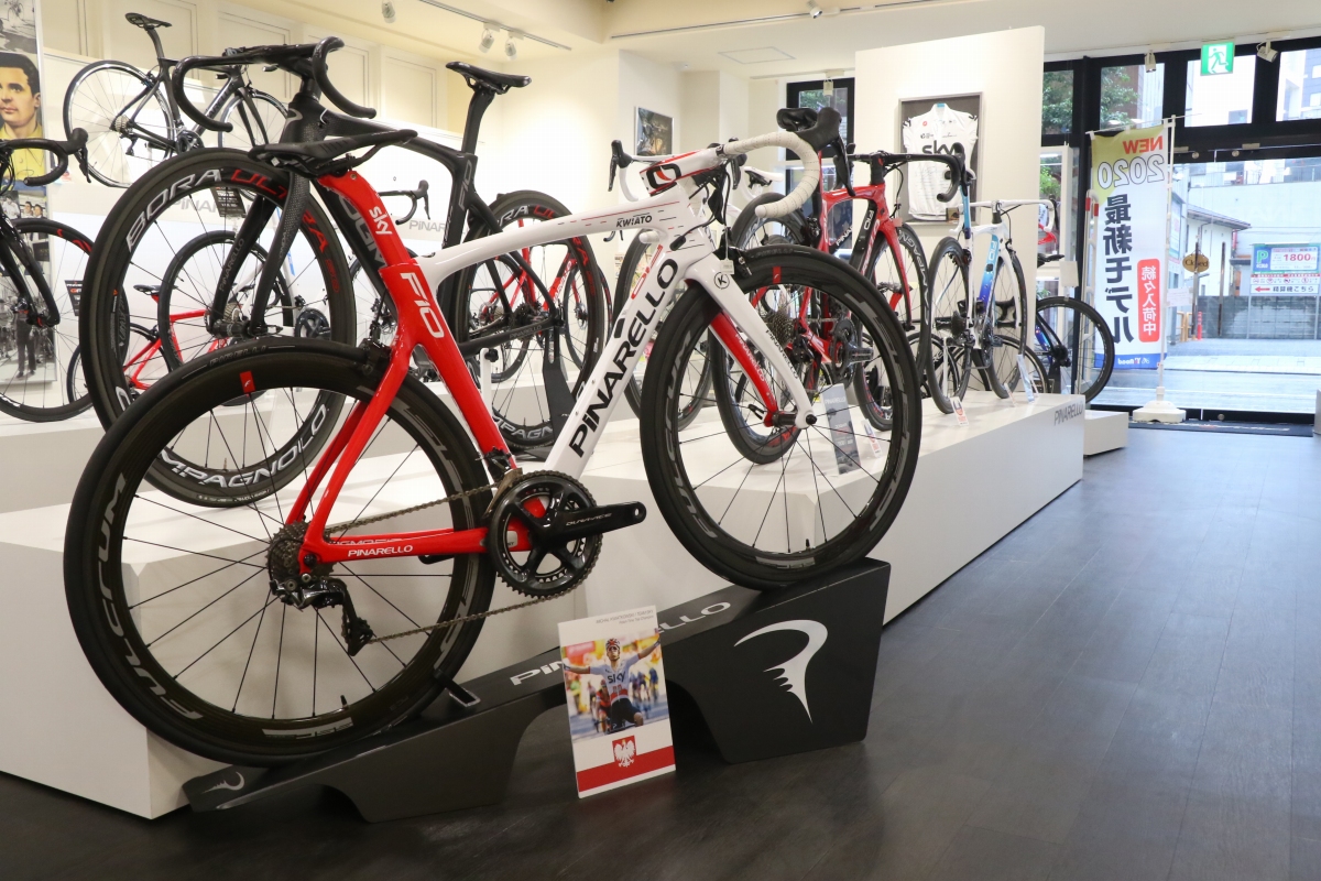 限定カラーも随時入荷する 写真はクヴィアトコウスキーモデルだ