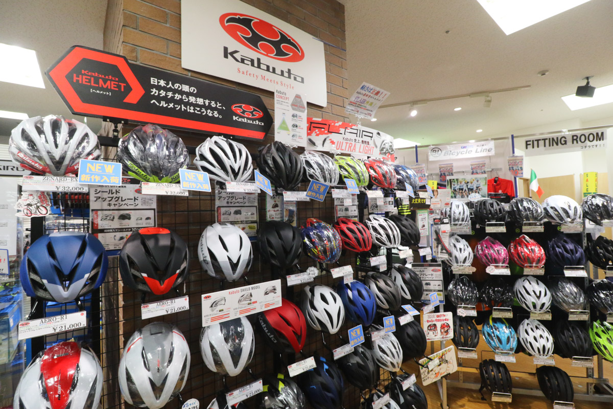 ヘルメットはカブトを中心にカスクやカーマー、ジロなど日本人がかぶりやすいものをセレクトする