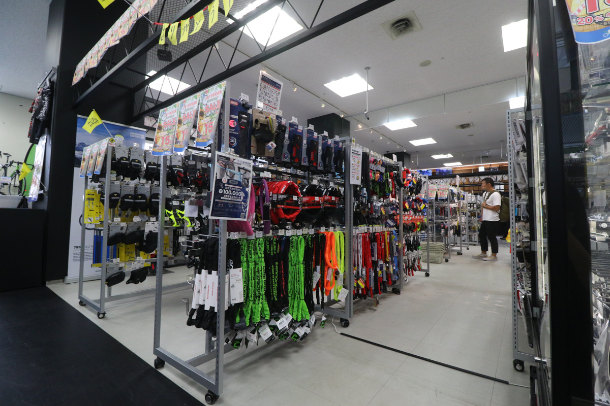 バイクフレームは店舗の外側。中心部には細かいパーツ類の棚がきれいに並ぶ
