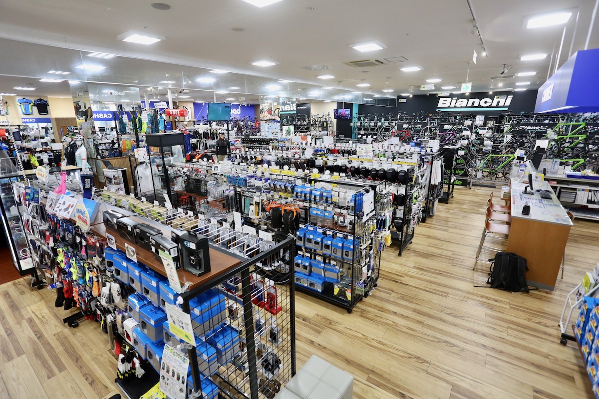 広々としたワイズロード松山店。整えられた空間が心地よい
