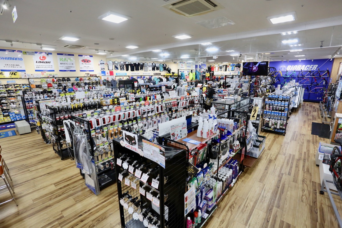 売り場の半分以上はパーツやウェアを置くコーナー。「無いジャンルは無い」ほどの充実ぶりだ
