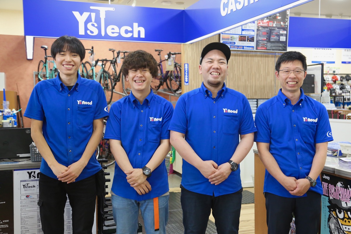 ワイズロード松山店のスタッフは合計12名。右から2番目が安部店長だ