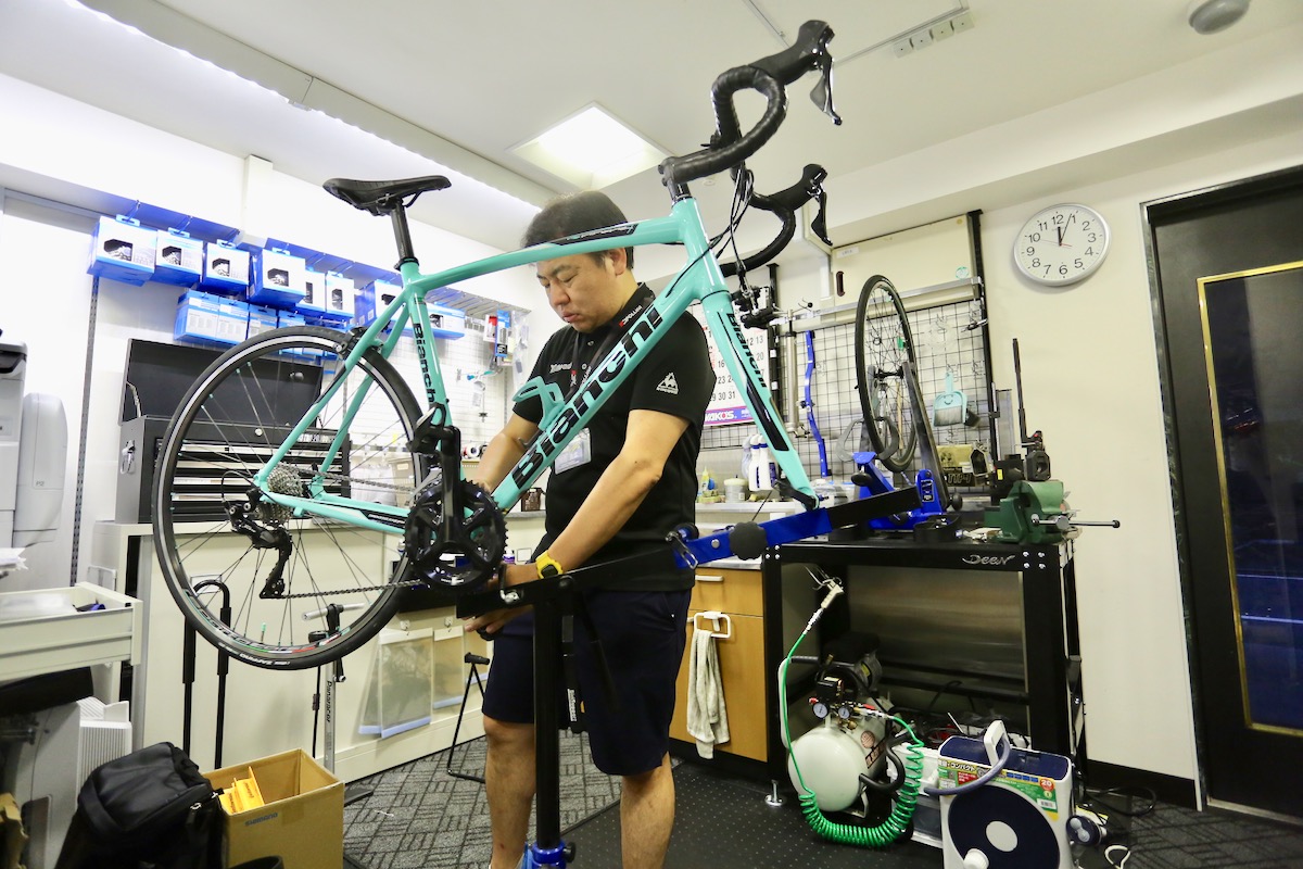 メカニックは2名。日々安心安全のバイクが送り出される