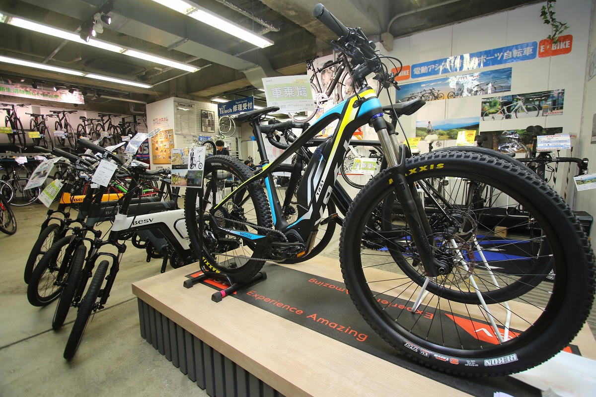 最先端のトレンドであるE-BIKEもしっかりと展示中