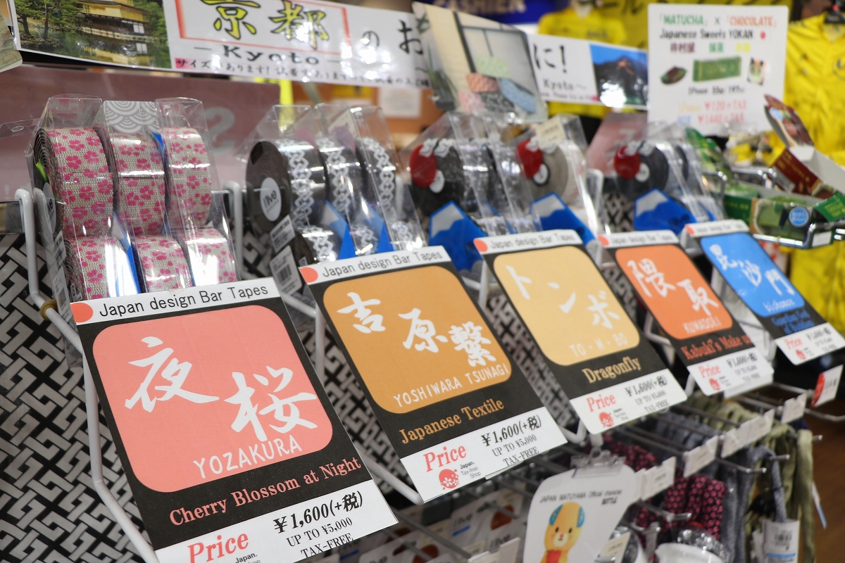 インバウンドも盛んな場所柄もあり”和”テイストのグッズも豊富