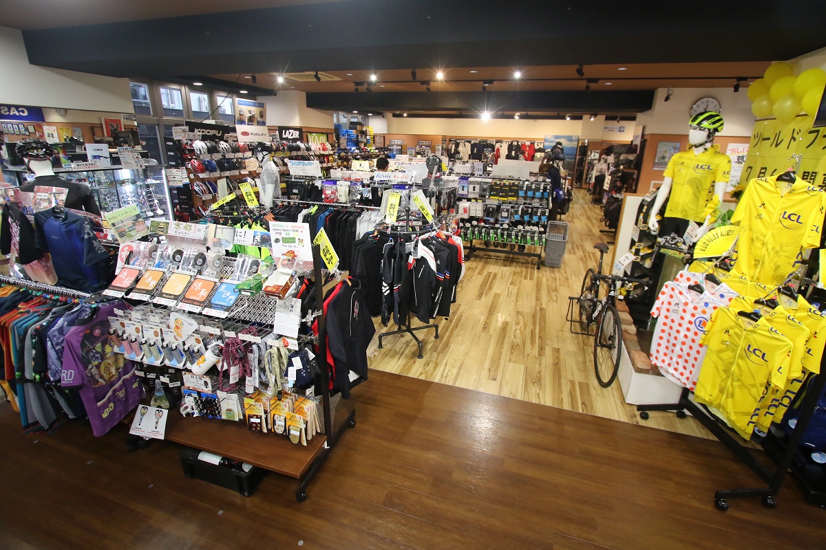 広大なウエア売り場 この右手奥には女性向けコーナーも用意されている