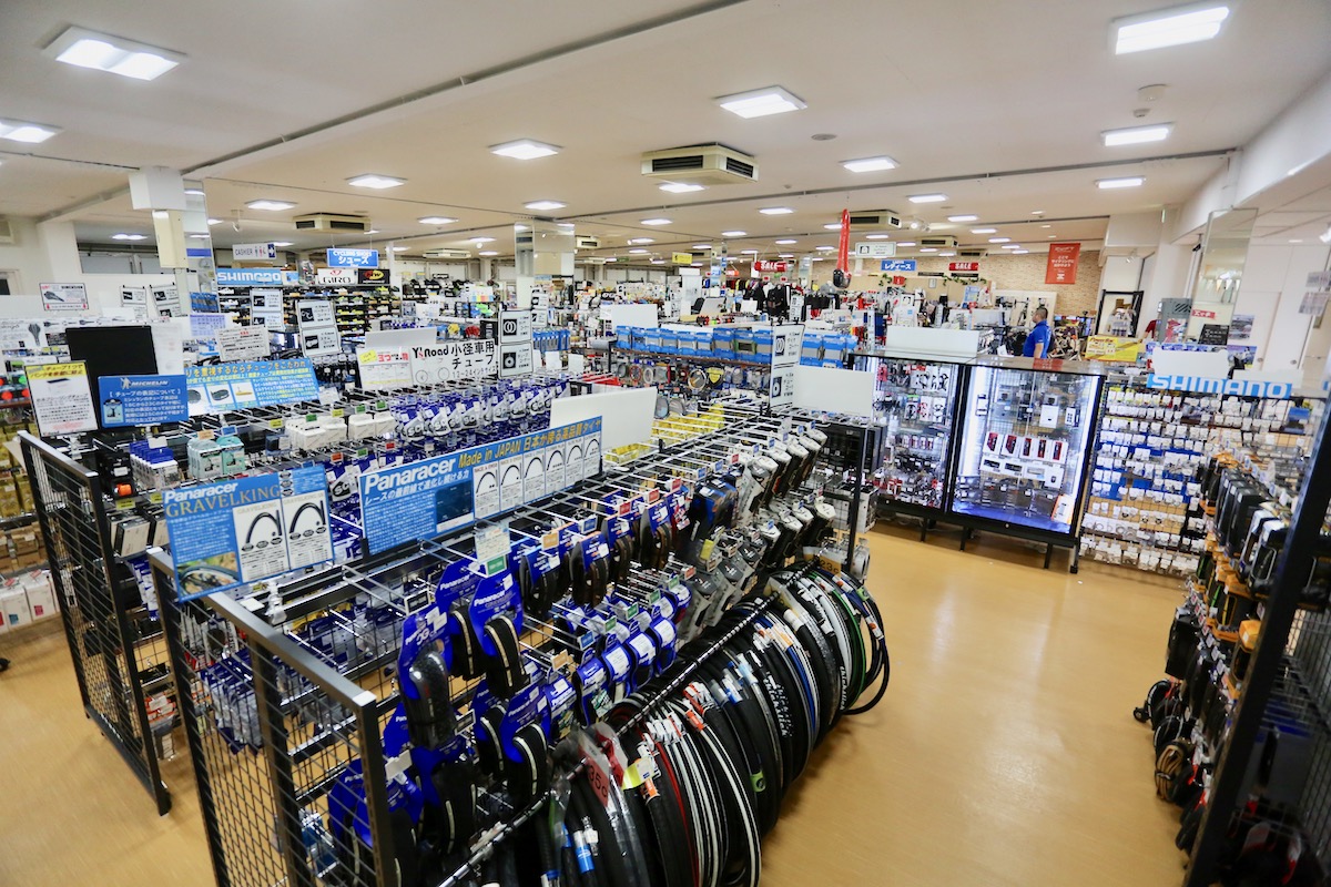 大きな売り場を占めるパーツコーナー。各ジャンル毎に整理整頓されているので回りやすい