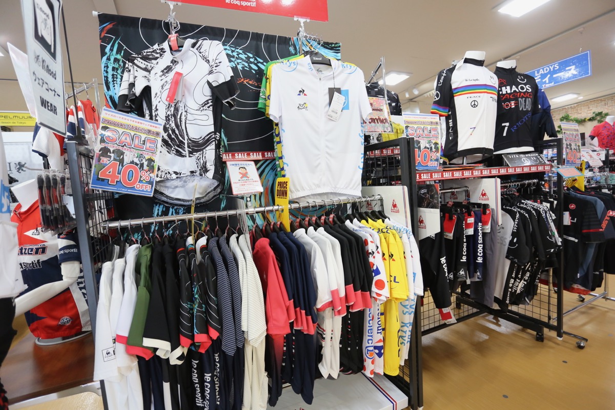 こちらはウェアコーナー。セール品も充実していた