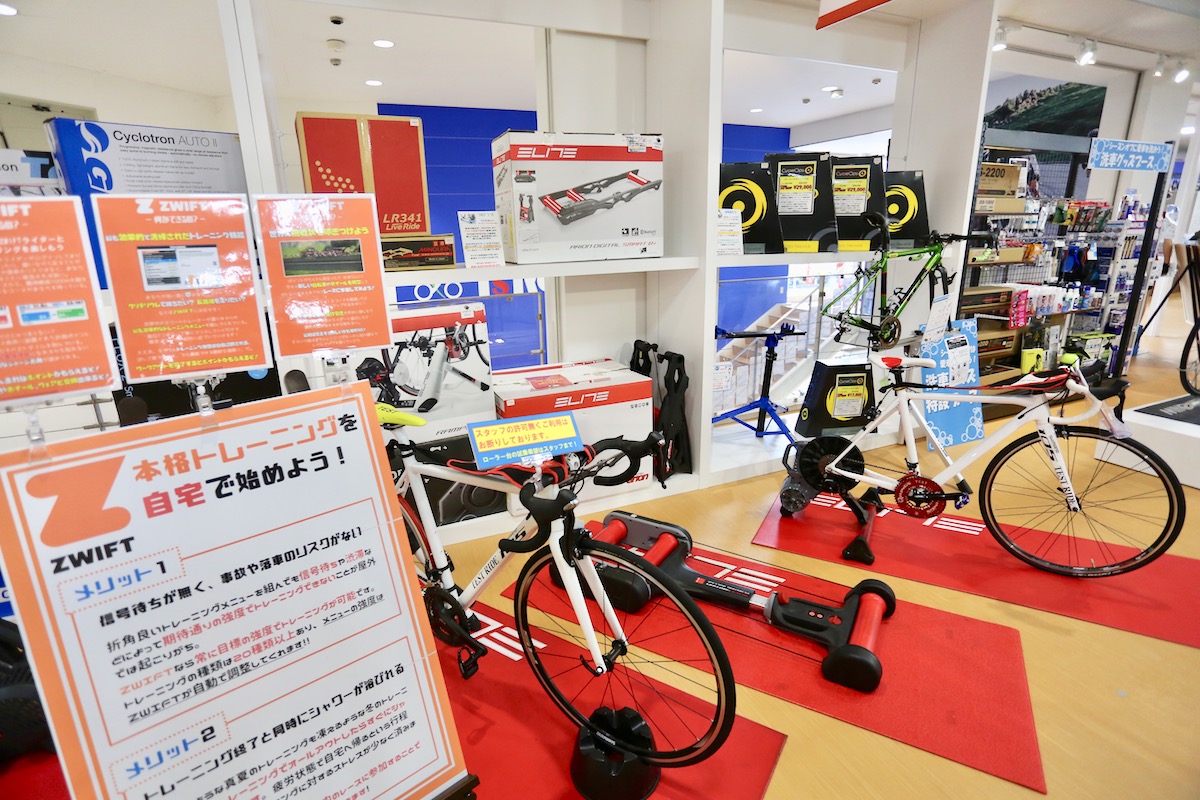 ローラー台やZWIFTを体験できるブースも用意している