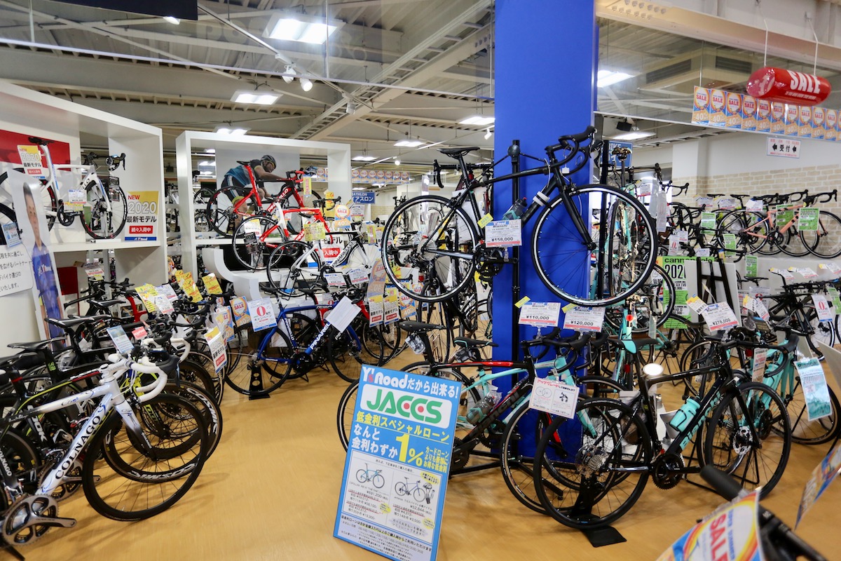 メインのロードバイクコーナー。各ブランド毎に分かれた展示を行う