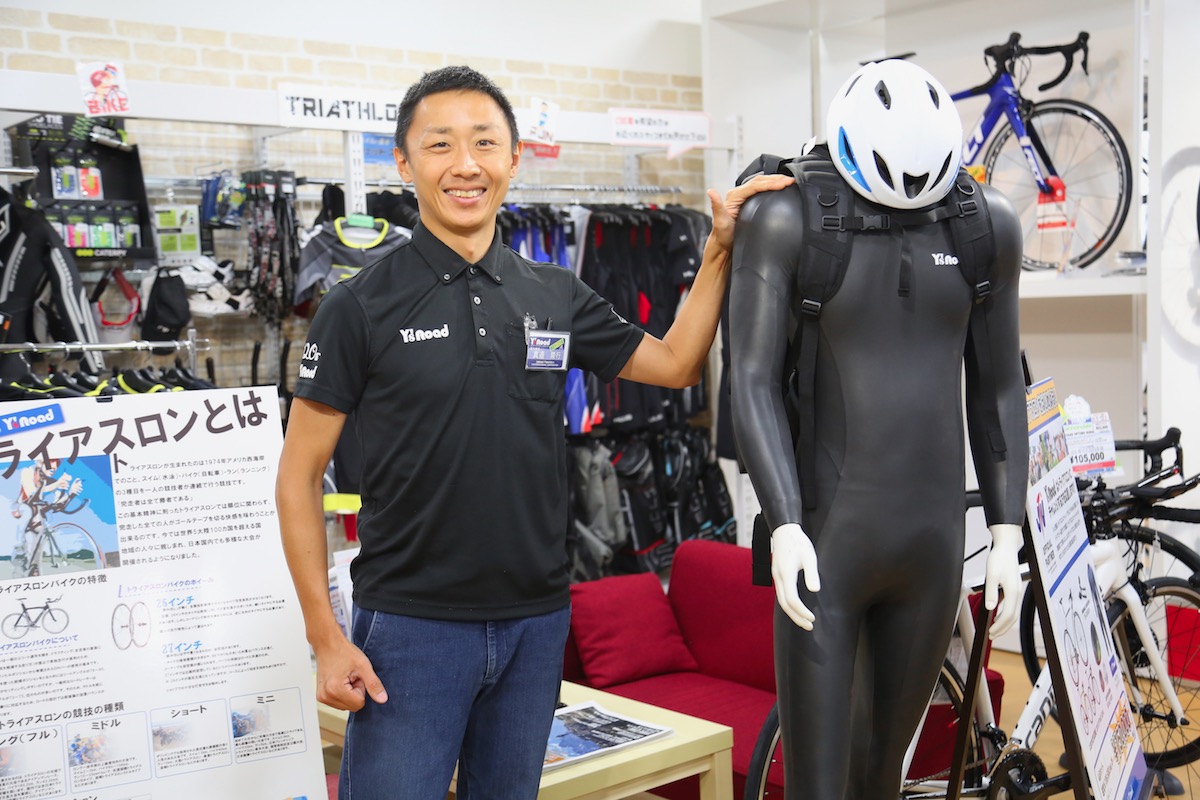 トライアスロンは東大和店が力を入れるジャンルの一つ。学生時代から競技に取り組む真造さんが対応してくれる