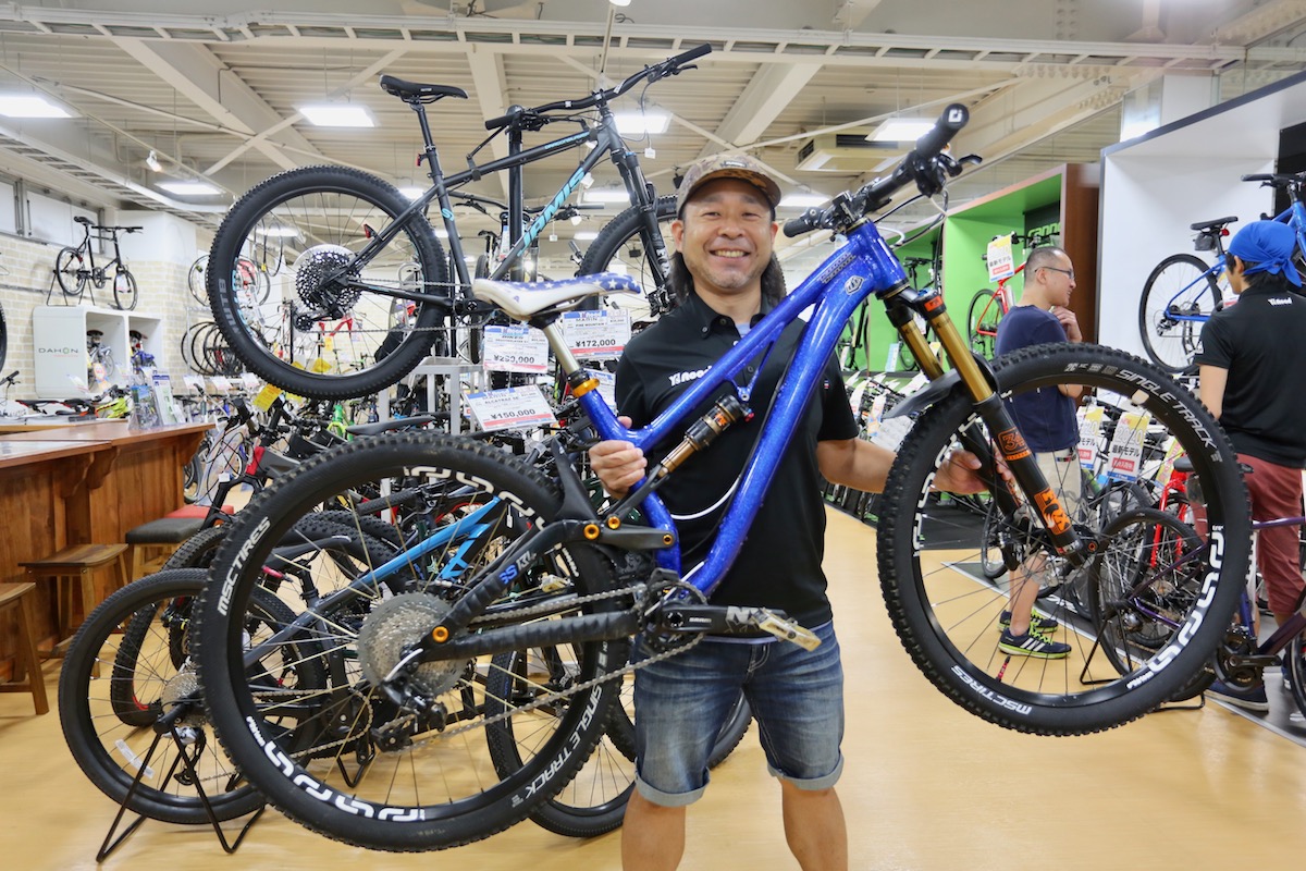 東大和店長の大野さん。下り系MTB歴25年を誇る走り屋だ