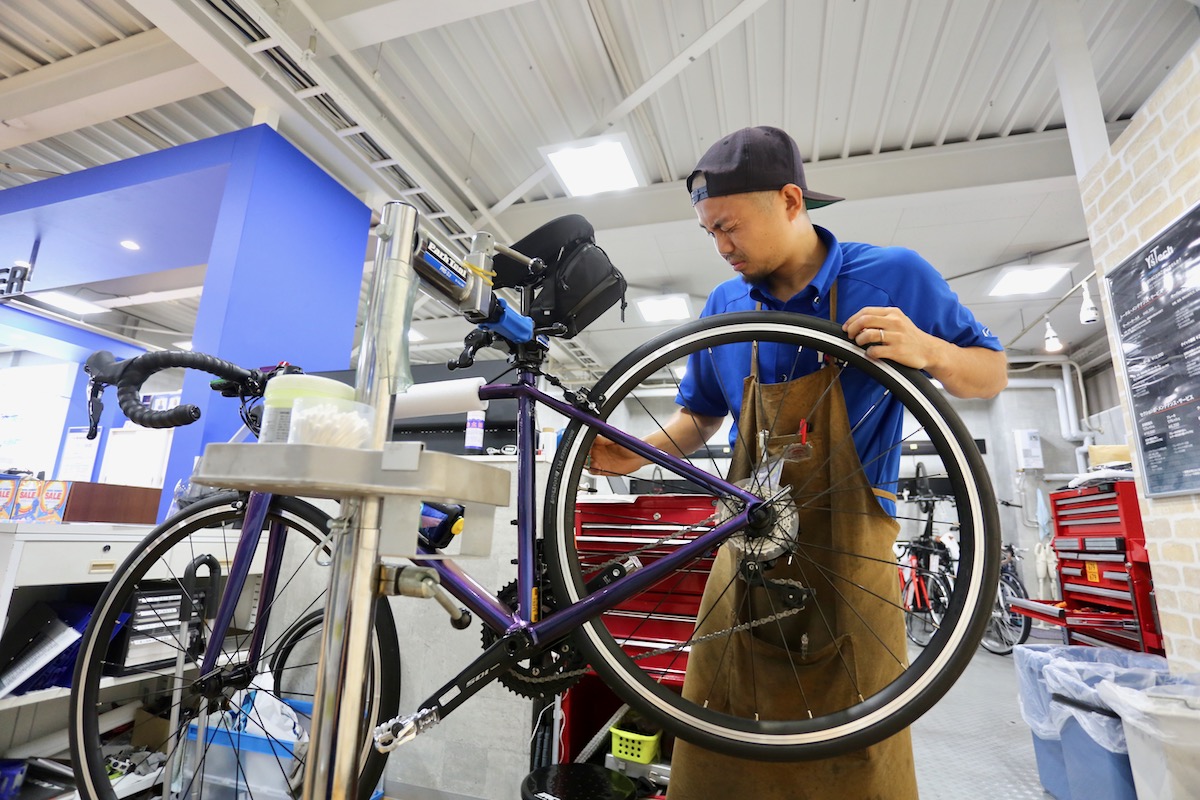 1Fの奥側にはテックコーナーが用意されている。日々安心安全のバイクが送り出される場所だ