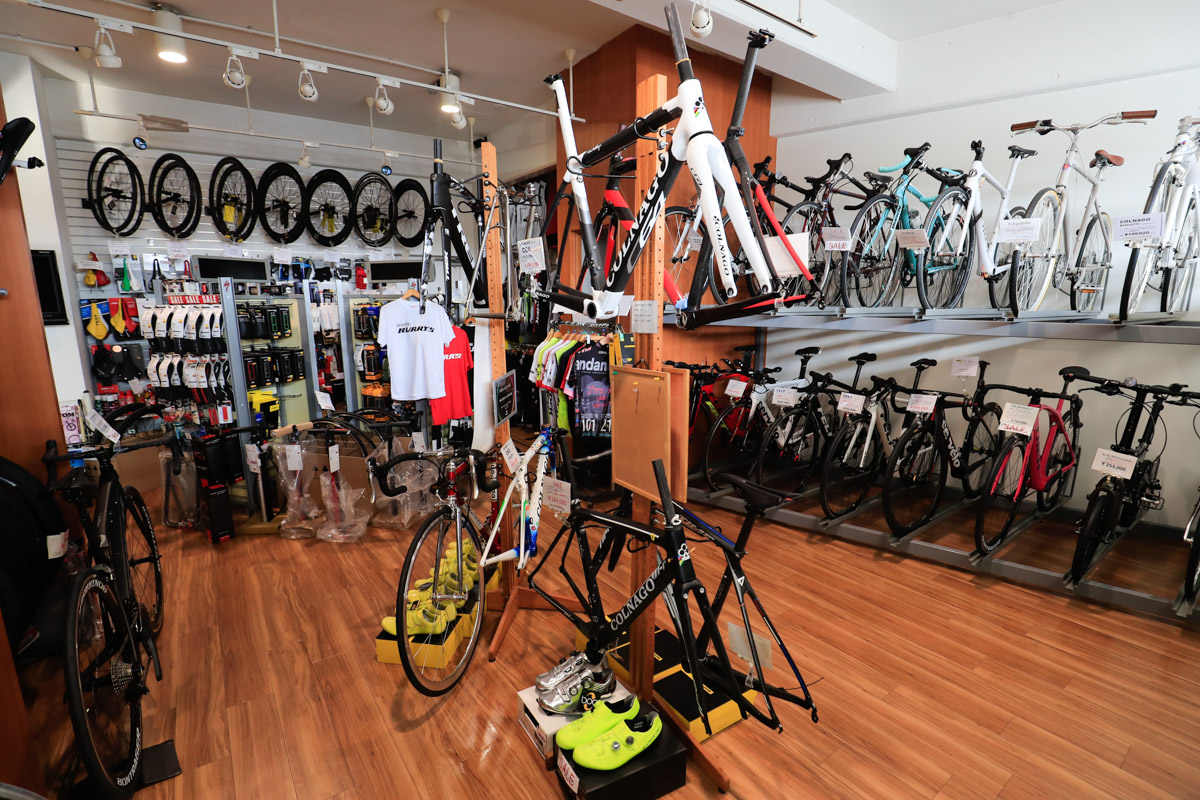 タイムやコルナゴの高級フレームも。店の奥行きがあるのでいろいろなバイクに出会える