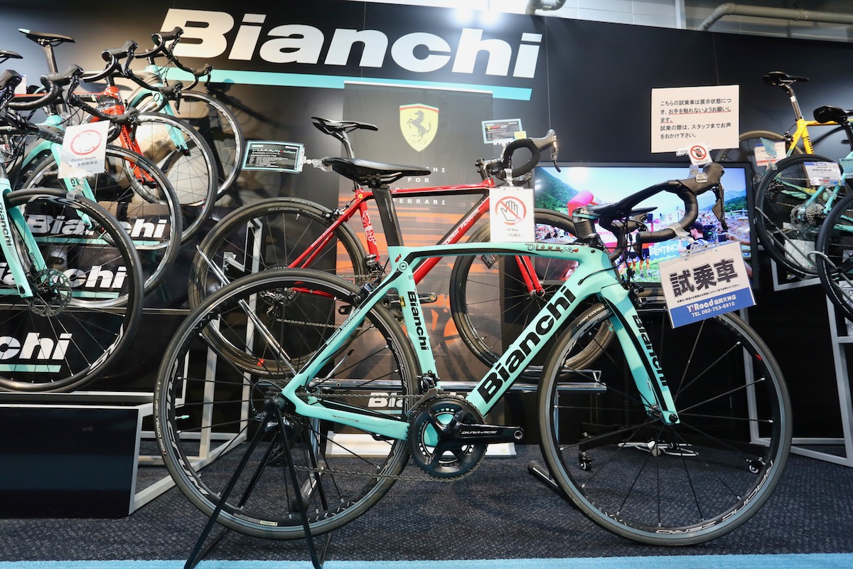 完成車価格220万円のSF01 SCUDERIA FERRARIを発見。プロ選手が使うOLTRE XR4も試乗車が用意される