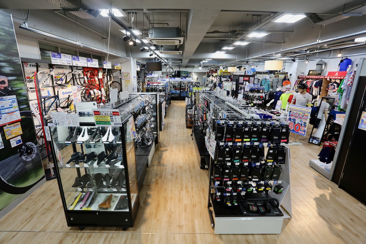 エスカレーターを挟んだ反対側はパーツやアクセサリーコーナーが広がる