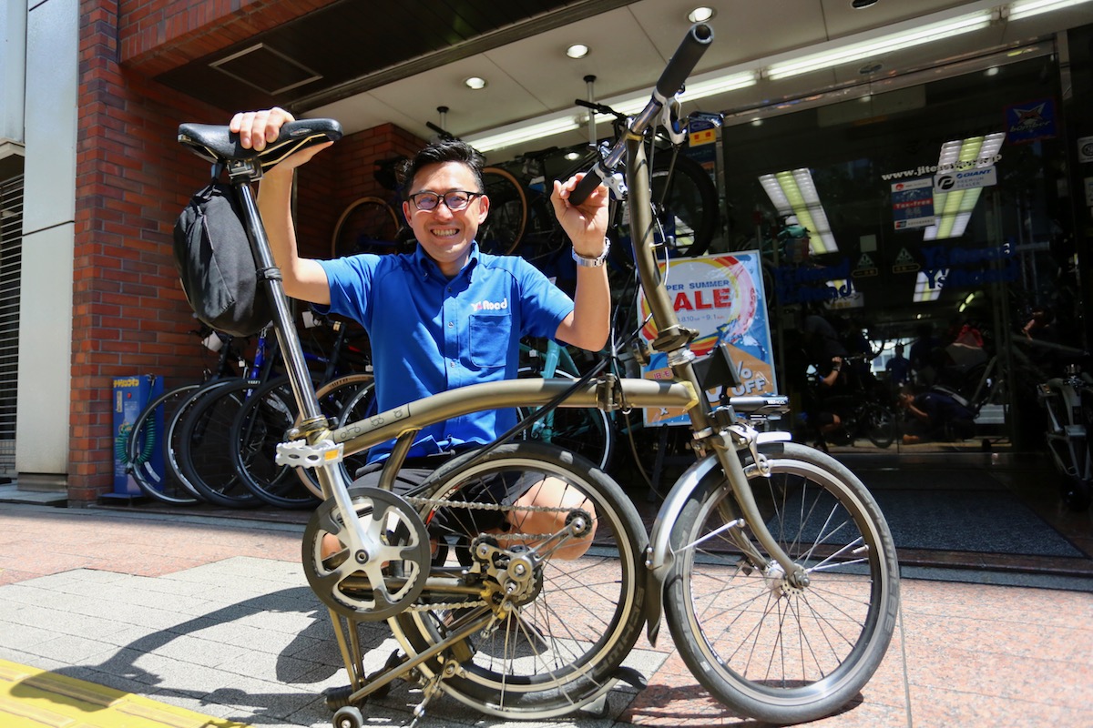 ブロンプトンを愛し、日頃から輪行旅やレースにも出場する宮野店長