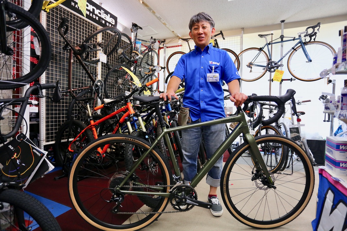 MTBやグラベルロードを担当する山根さん。若かりし頃はダウンヒルレースに没頭し、現在は里山遊びを楽しむ