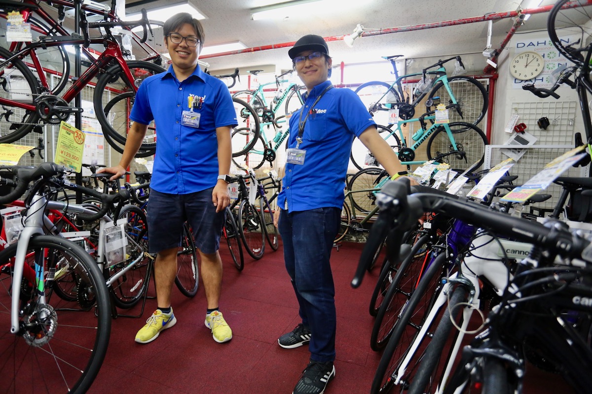 副店長の澤田さんはトレックの、金澤さんはキャノンデールの大ファン。愛と共に各ブランドを担当している