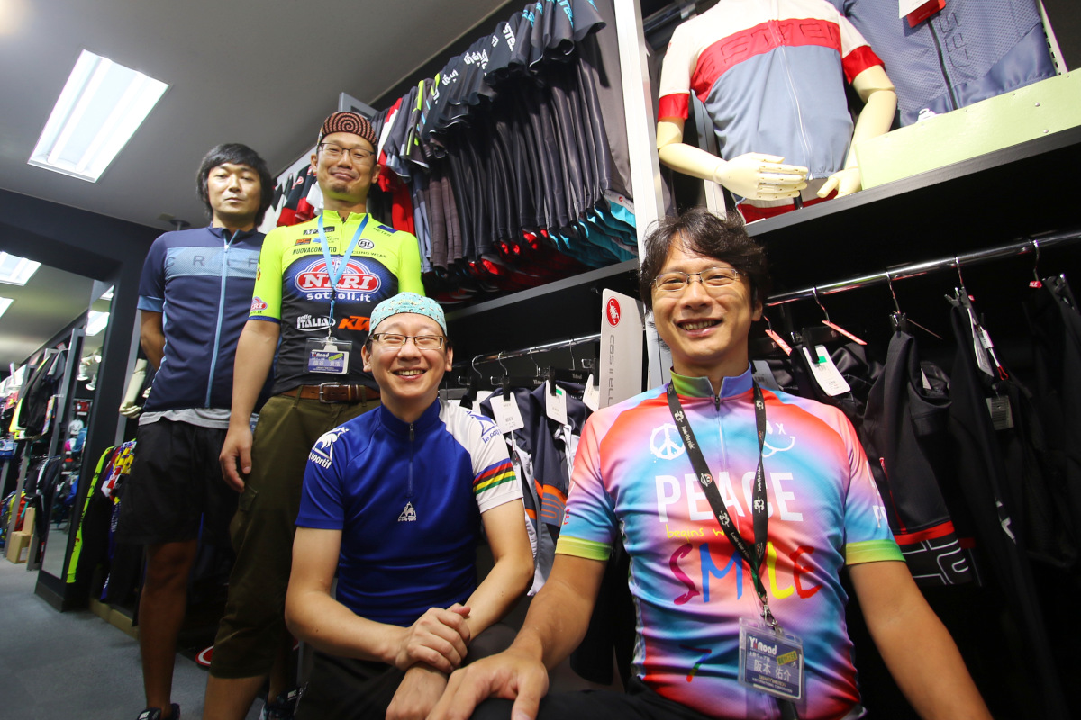 上野ウェア館では思い思いのサイクルジャージに身を包んだ4名のスタッフがご案内