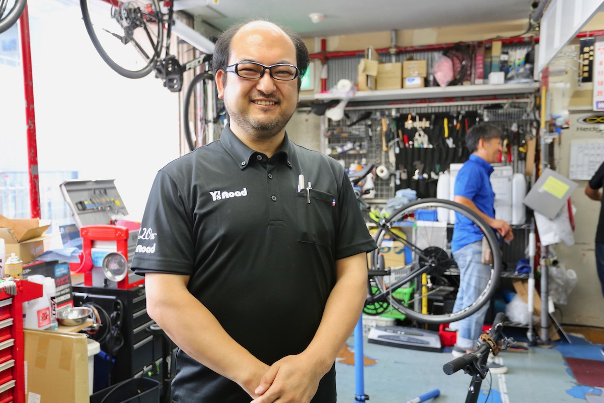 テックコーナーを率いる濱村メカ。上野本館では即日納車を叶えるべく売り場の完成車は100%の状態に組み上げられている