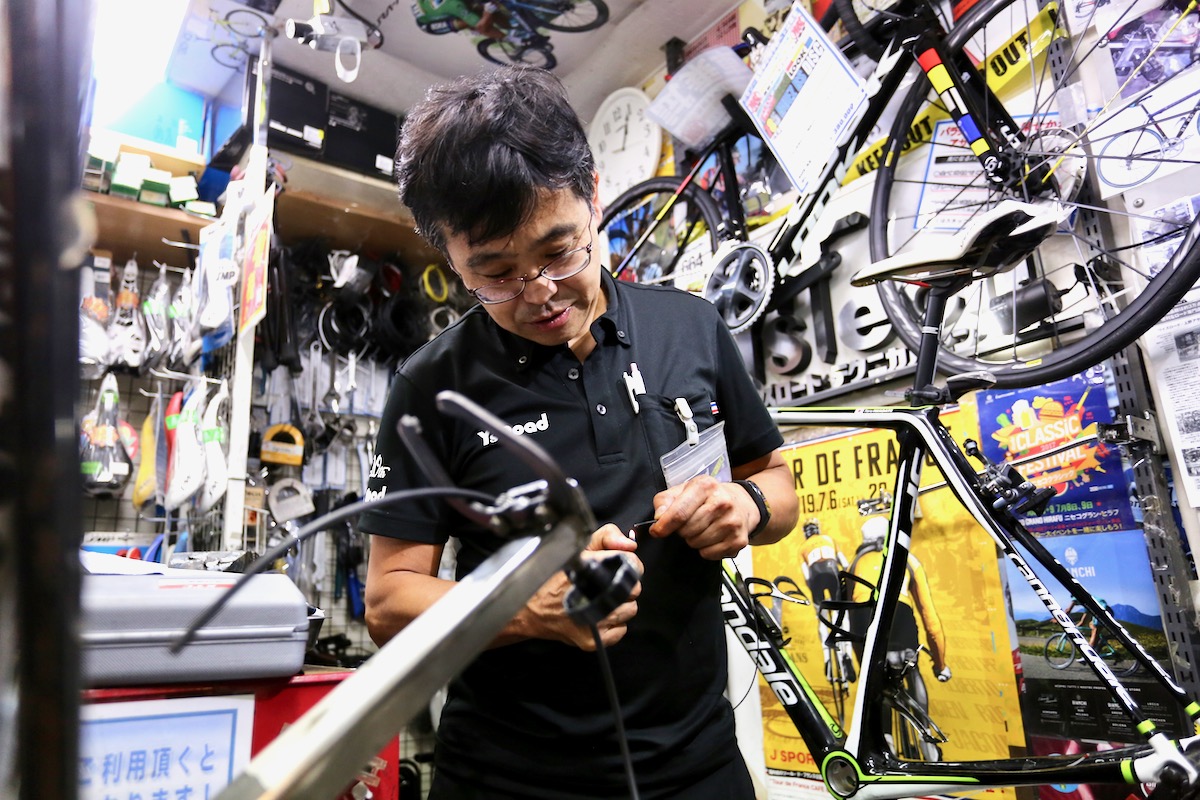 上野アサゾー店はメカニックも精鋭揃い。流れるような手つきでバイクを組み上げていく