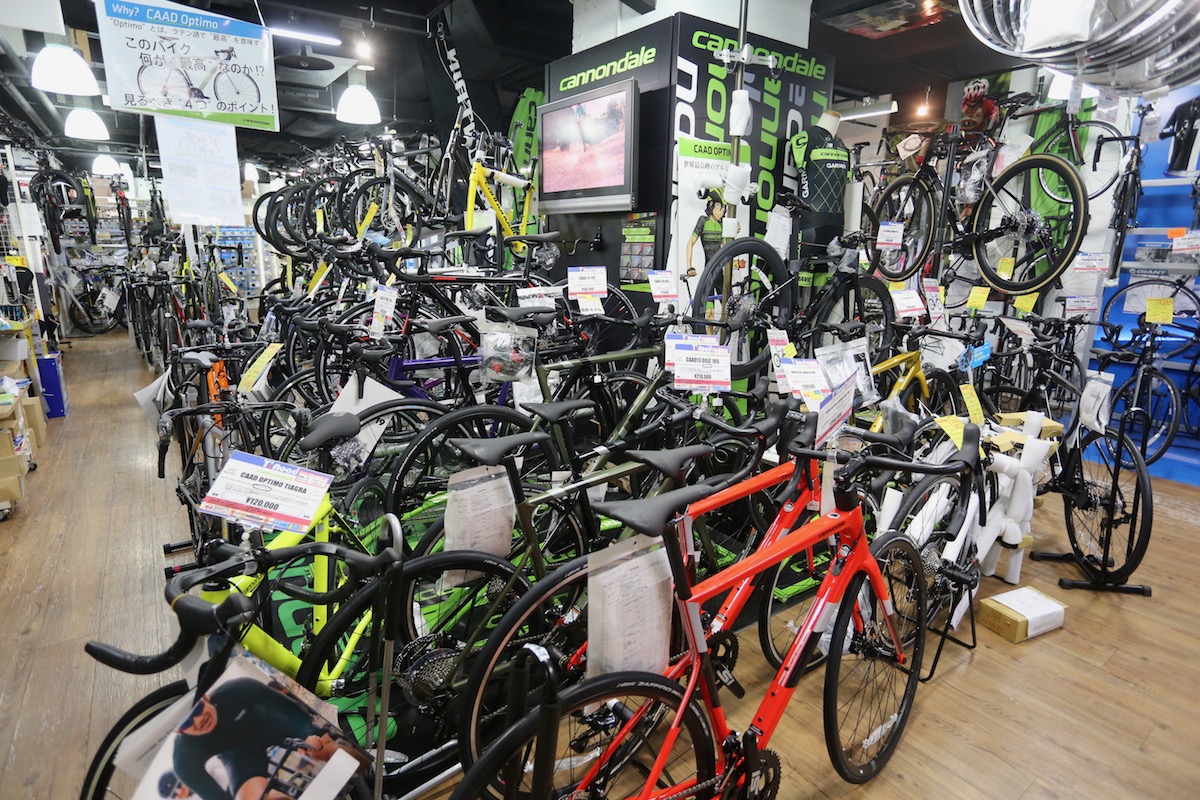 各ジャンル合わせて在庫バイク数は500を超える。ブランド毎に区分けされているので好みの一台を探し出しやすい
