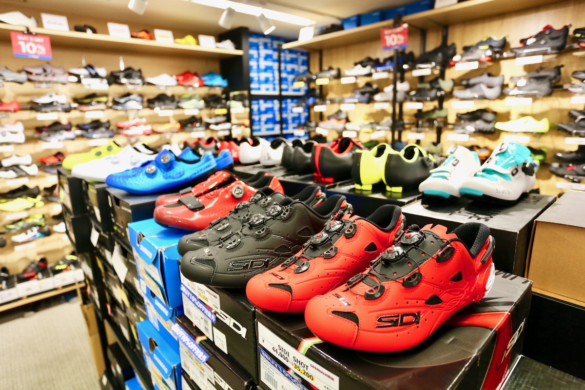 シューズは1500ペア(!)。ヘルメットも膨大な在庫量を誇る
