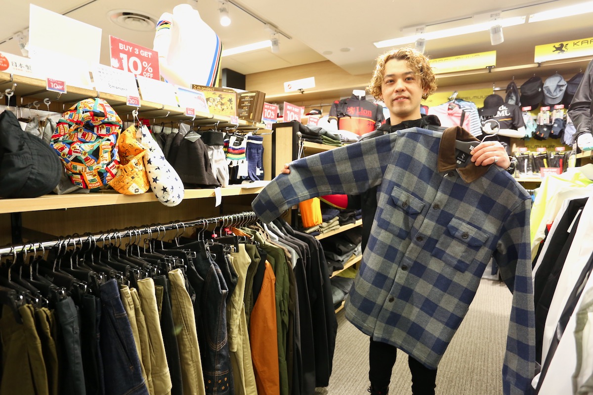 レーシースタイルだけでなくカジュアルラインも得意。「なんでもご相談下さい」と山田店長