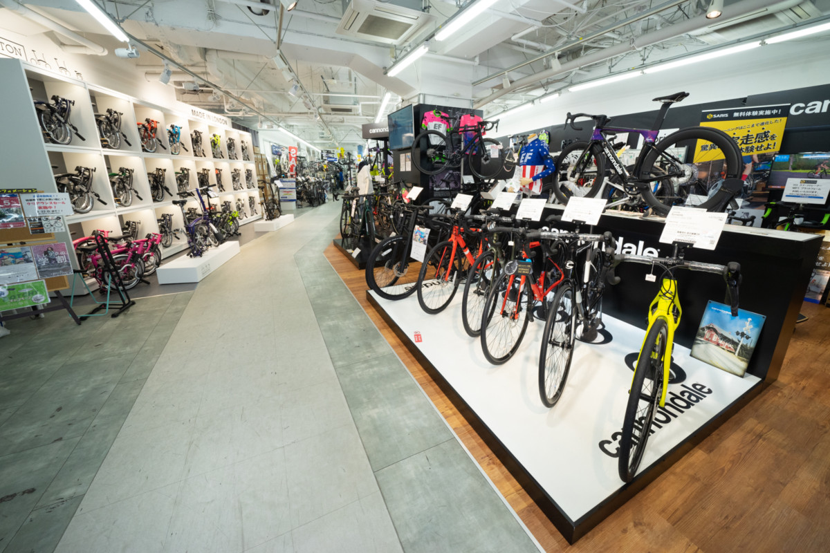 奥行きのある店内にずらりと自転車が並ぶ