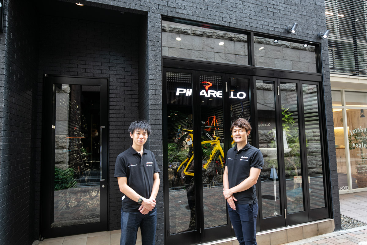 福本店長(右)と、新たに横浜店から移籍してきた金久保さん(左)