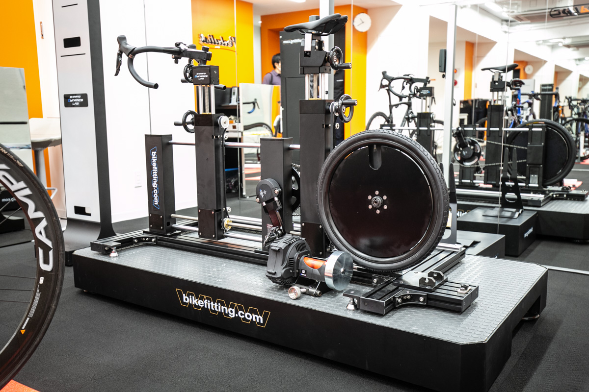 bikefitting.com社のシステムを中心にポジション合わせやフィッティングを行う