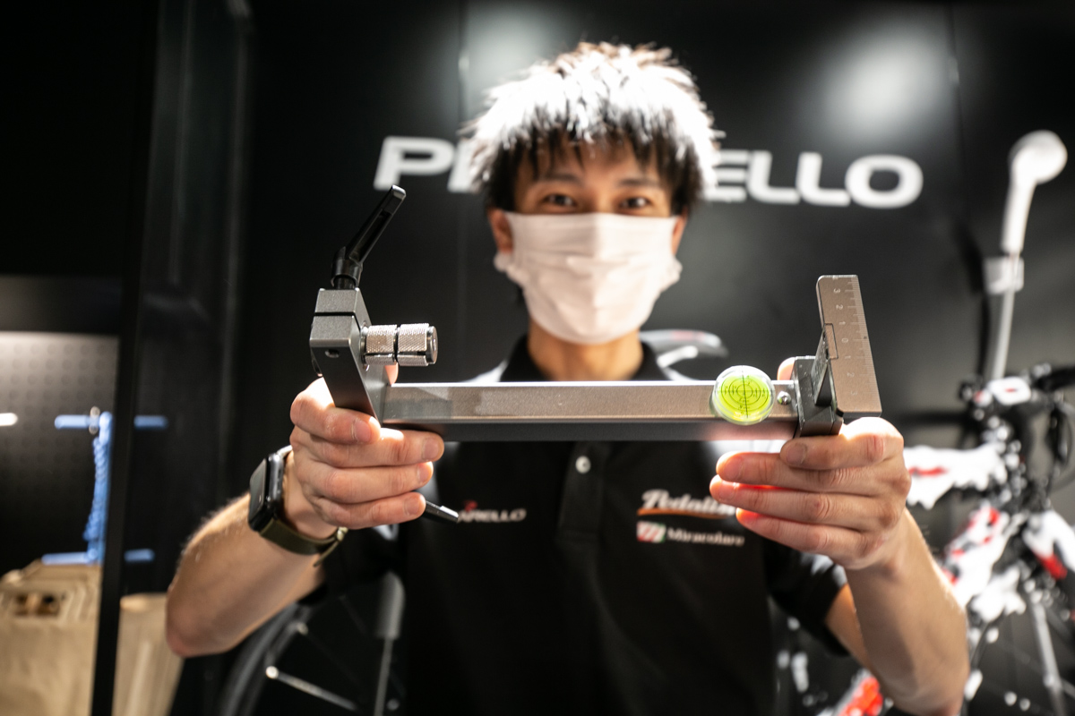 新たに加わった金久保さんは百戦錬磨のメカニック。ワンオフの工具を自作してしまう工具マニアでもある。