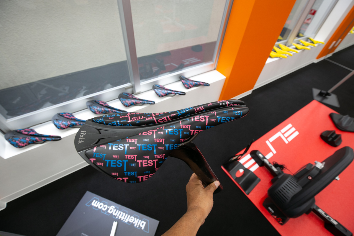 フィジークのテストサドルも完備される。サドルの悩みは初心者からベテランまで尽きぬもの、しっかりケアしてくれるのは嬉しいポイントだ。