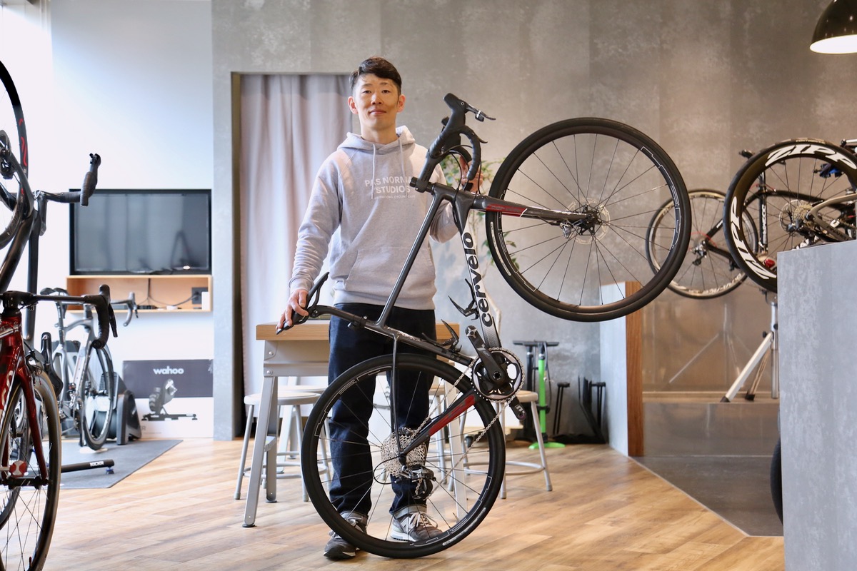 ショップマネージャーを務める中西太洋さん。現役のプロスキーヤーでもある