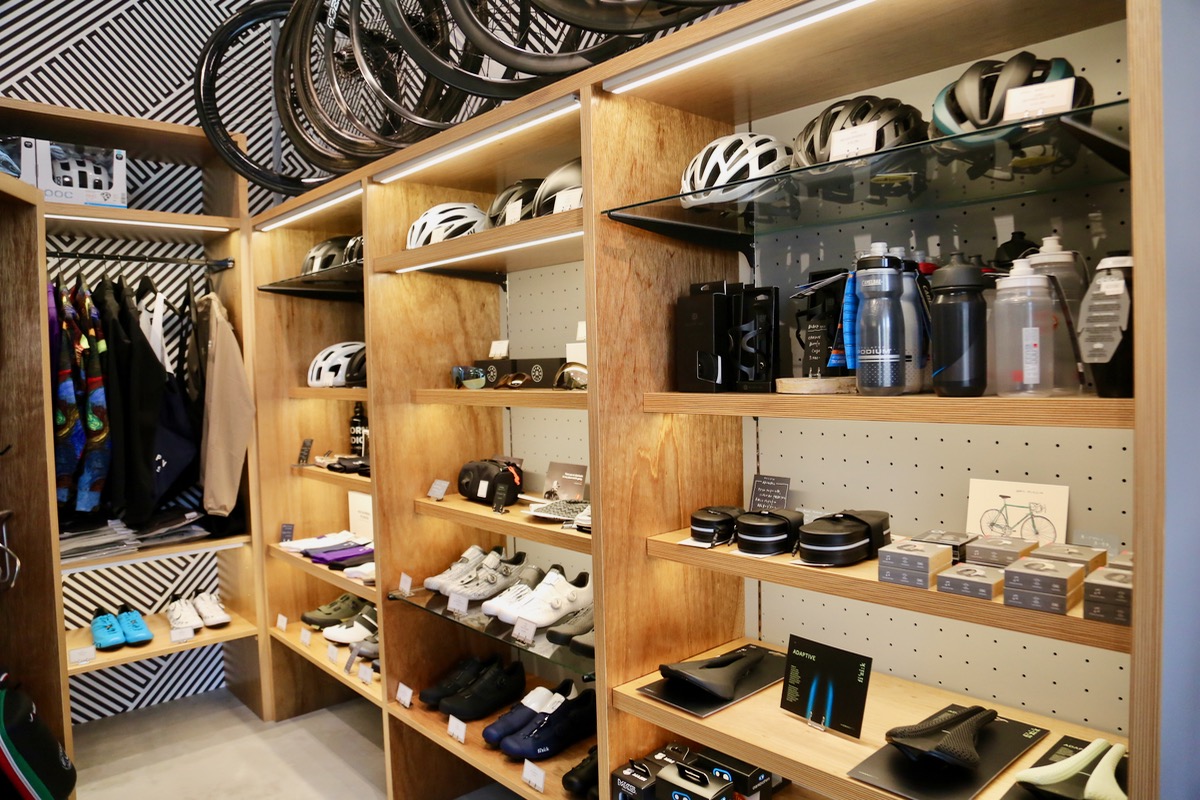 店舗右手奥はパーツやアパレルが並ぶ