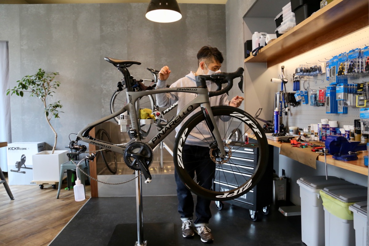 フリースペース奥は開放的なテックゾーン。コーヒーを飲みながら作業を見学できる