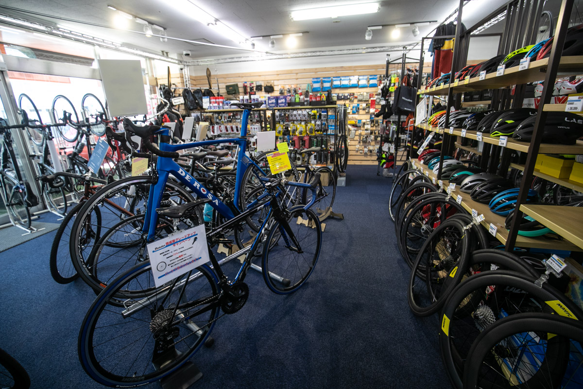 店舗を入ってすぐはスポーツバイク販売スペースだ