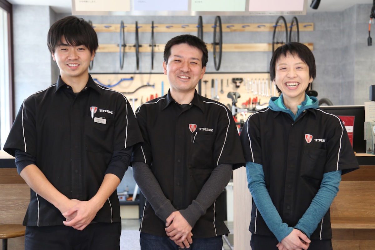 バイクプラス港北N.T.店のスタッフ。中央が森田店長だ